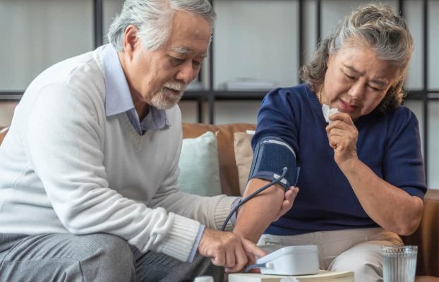 ارتفاع ضغط الدم لدى كبار السن: تحديات واستراتيجيات عالمية للتشخيص والعلاج